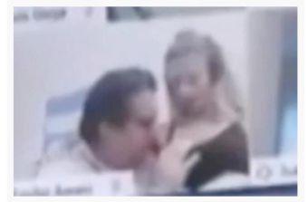 亲嘴视频摸胸,亲嘴视频中的意外摸胸瞬间揭秘